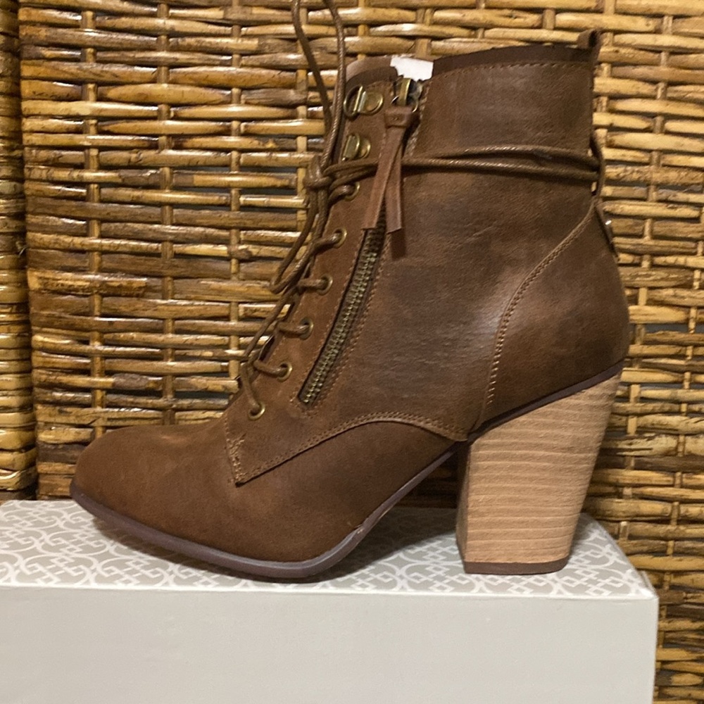 NWB Daisy Fuentes CHARLIE AnkleBoots steampunk western Brown 9m & 7.5m available - Picture 2 of 8